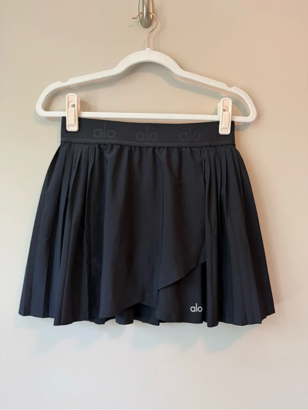 Alo Yoga Aces Tennis Skirt Black Size M Wrap Style Logo Waistband Built-In Short - Picture 3 of 4